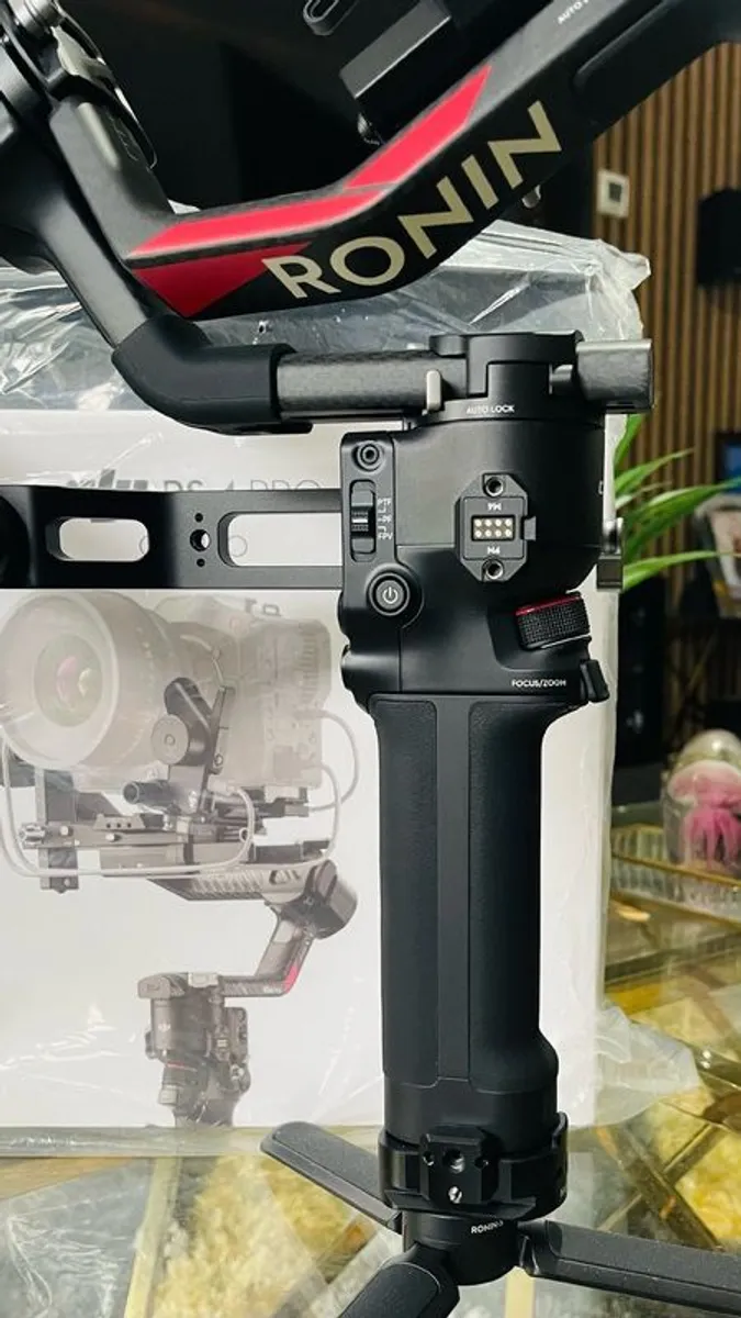 DJI RS4 PRO Combo.. Professional Gimbal .. 2 months old, brand new with DJI warranty - Image 3