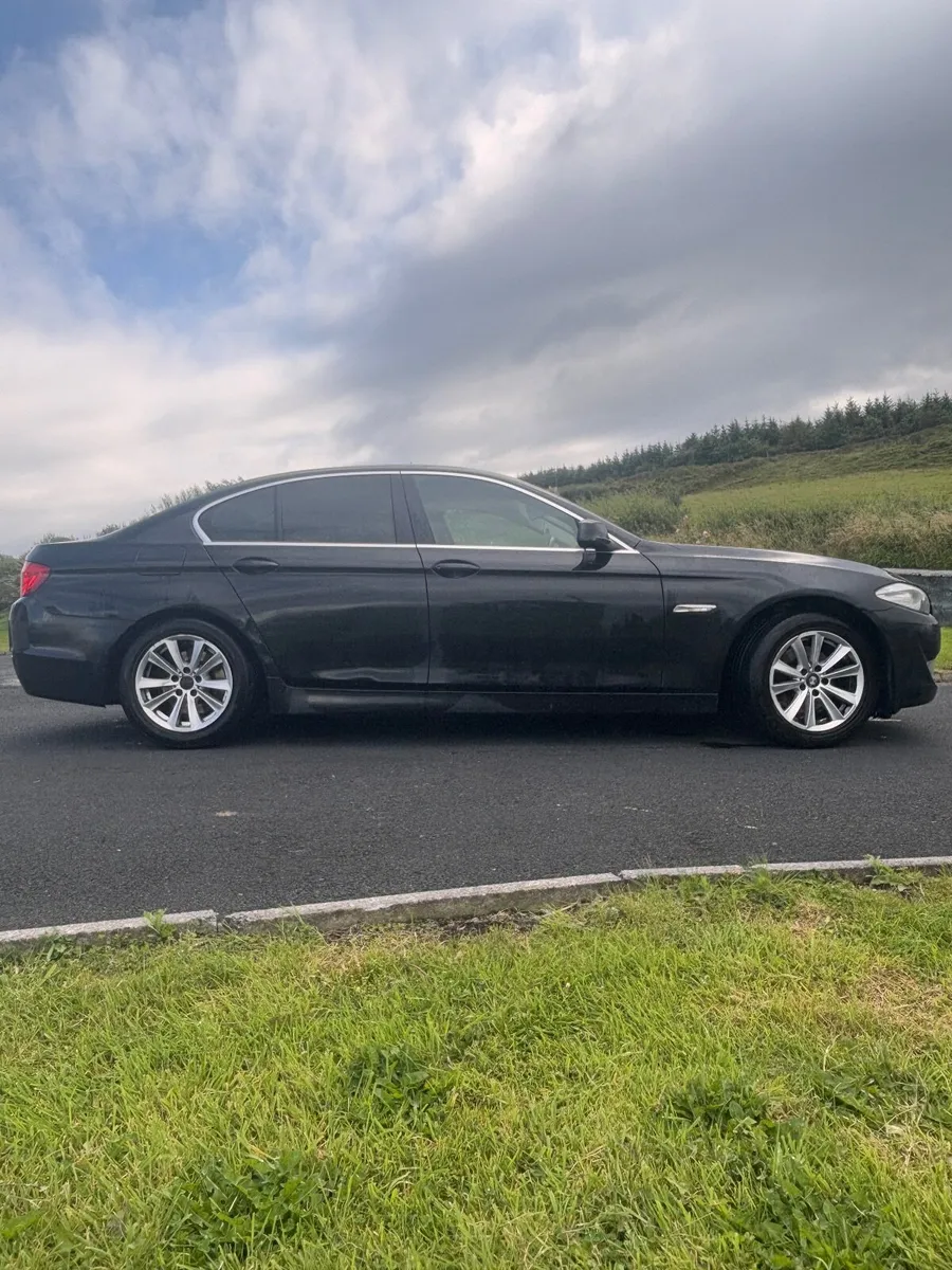 BMW 5-Series 2011 - Image 2