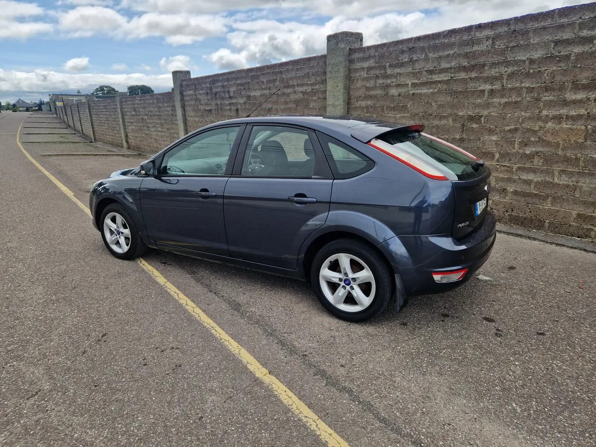 Ford Focus 2010 - Image 2