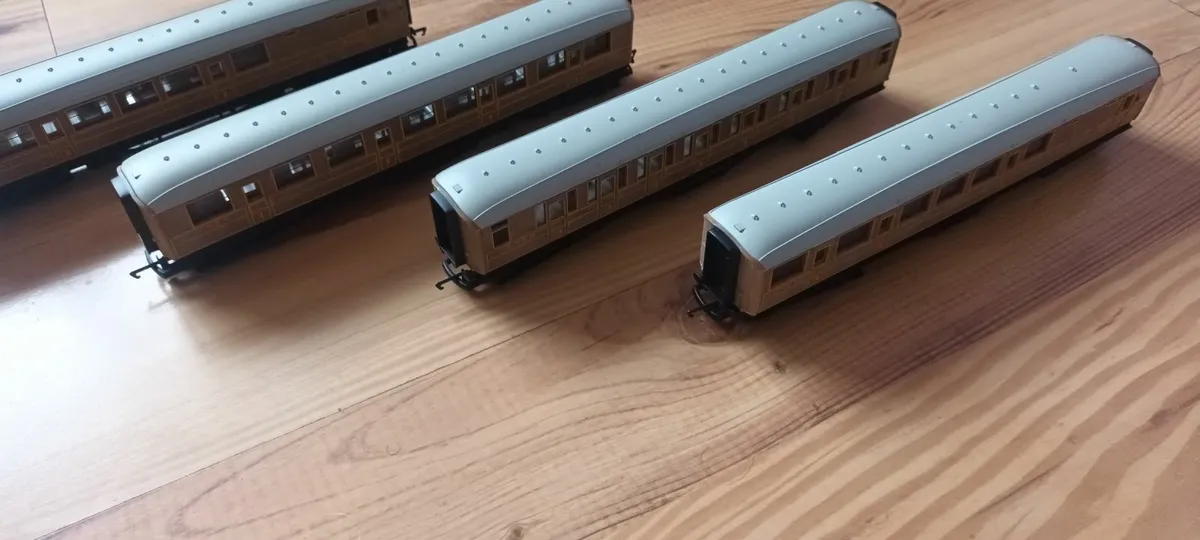 00 guage coaches - Image 1