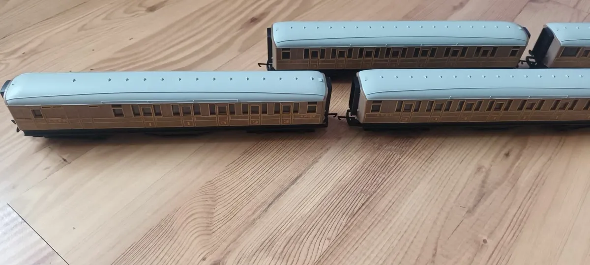 00 guage coaches - Image 3