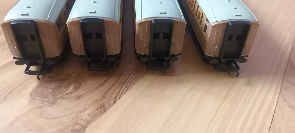 00 guage coaches - Image 4