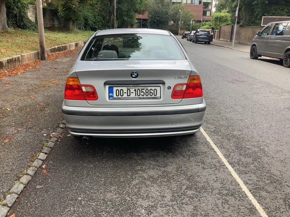 BMW saloon - Image 4