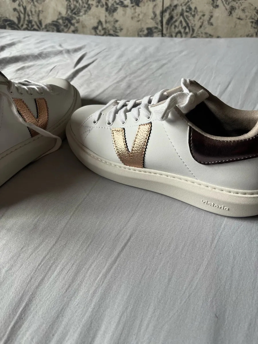 Victoria trainers - Image 1