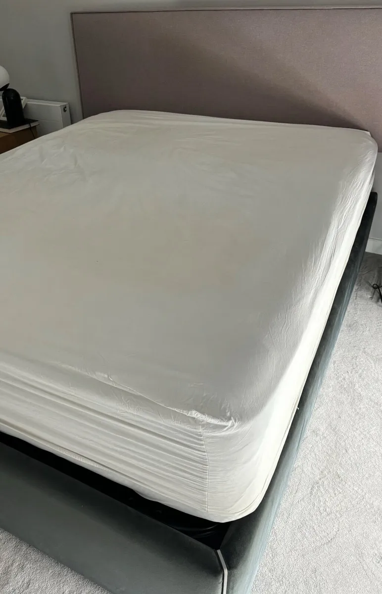 King size bed - Image 2