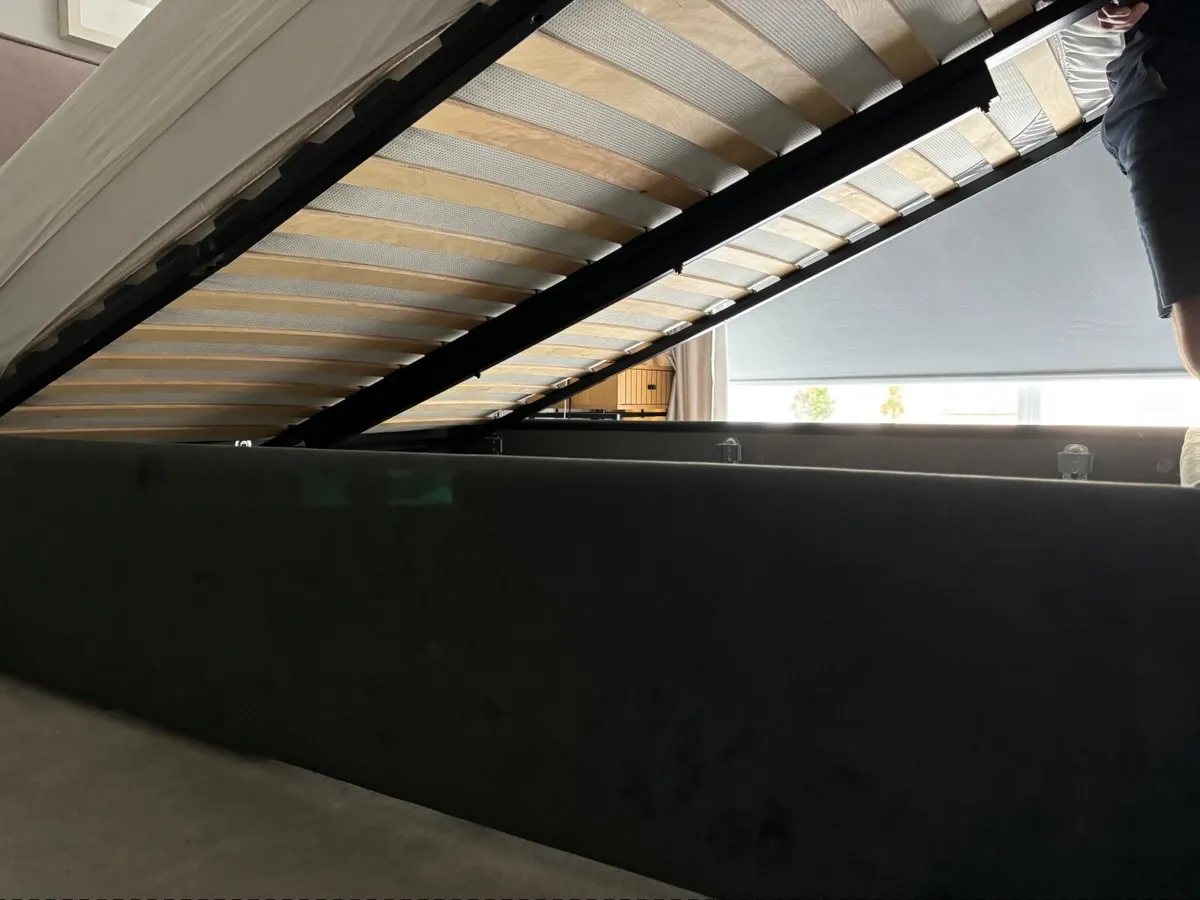 King size bed - Image 3