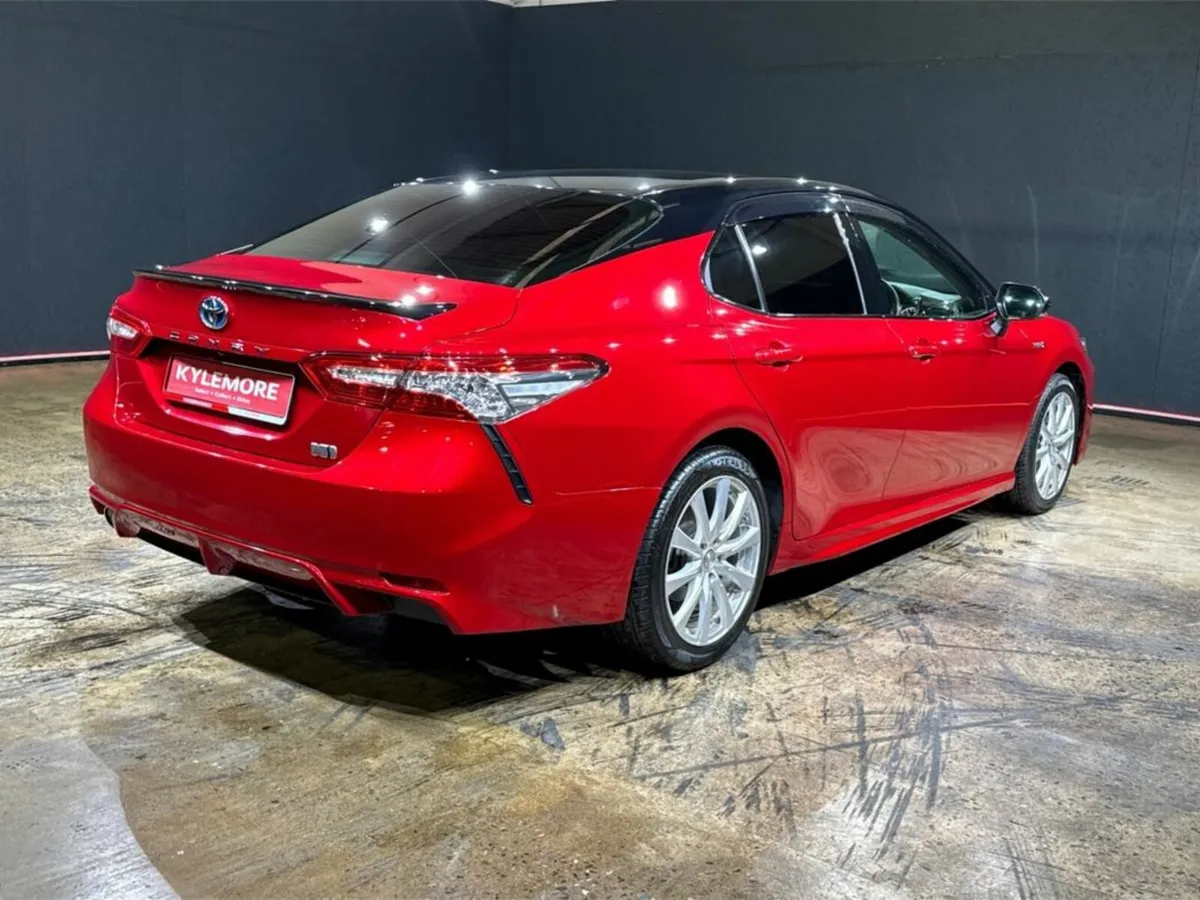 Toyota Camry 2.5 HYBRID - RED/BLACK TWO-TONE - Image 4