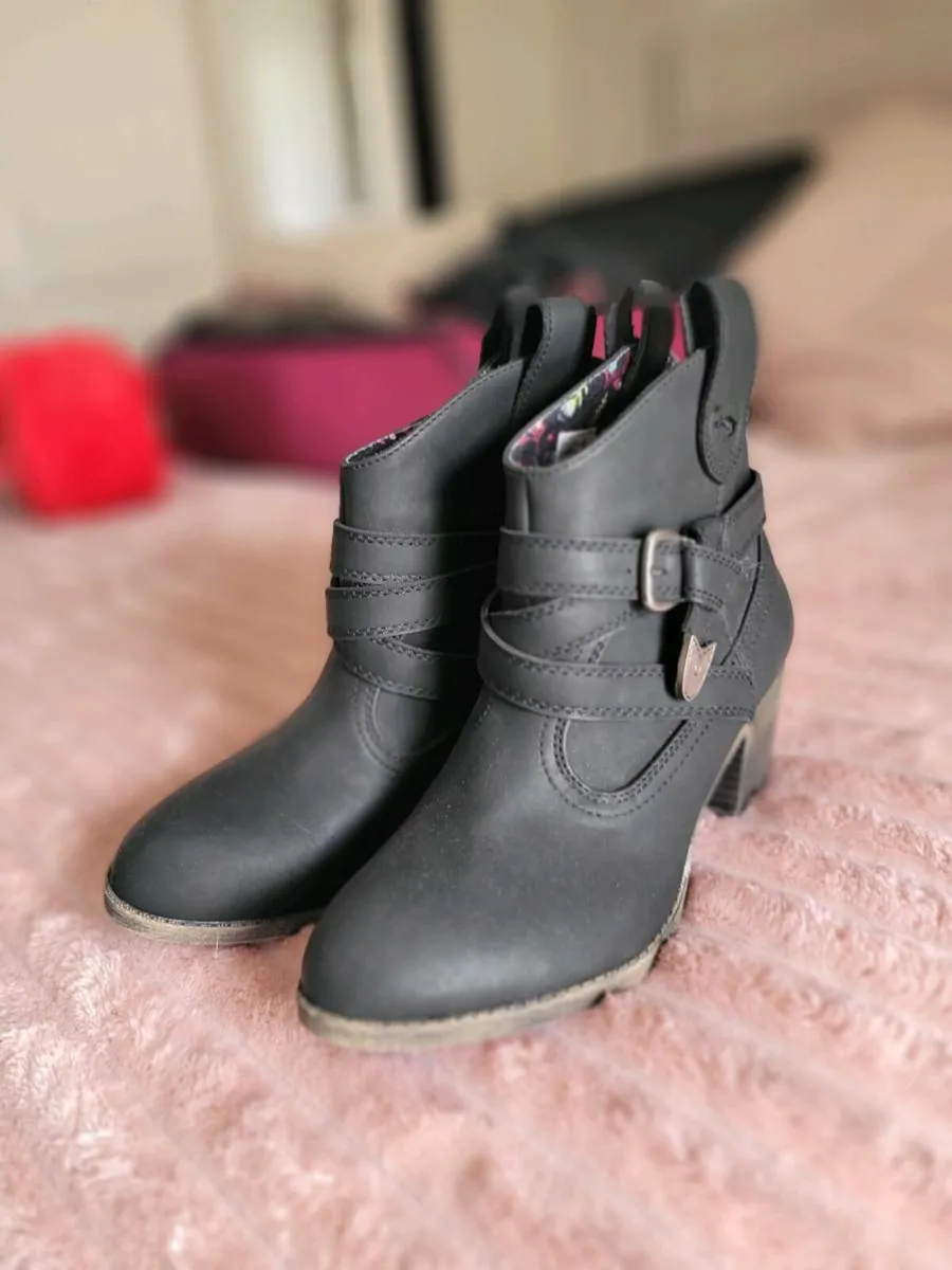 Boots - Image 1