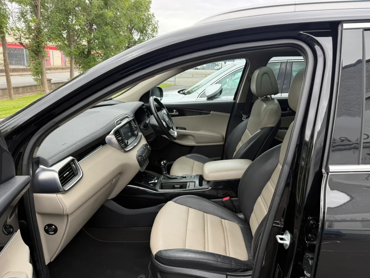 7 SEATS - PLATINUM - AUTO - LOW KMS-HEATED LEATHER - Image 3