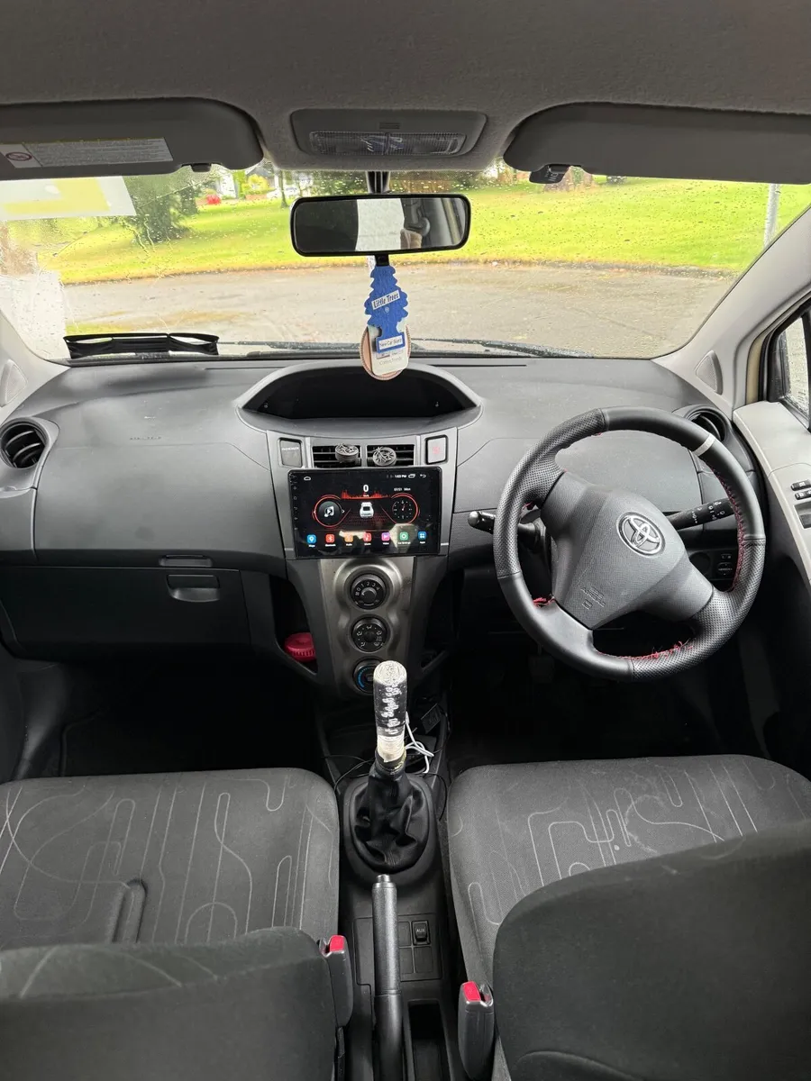 Toyota Yaris 2011 - Image 2