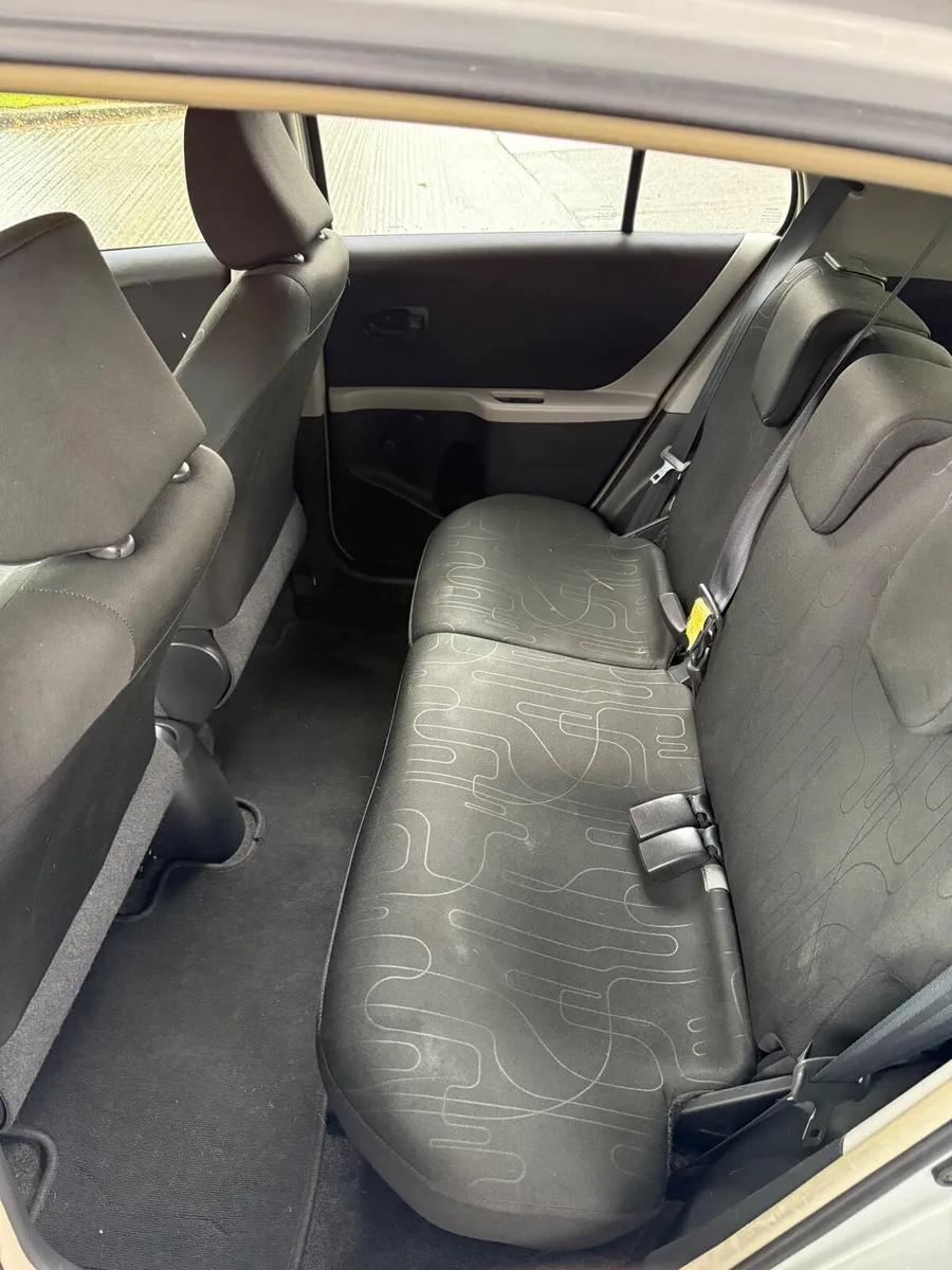 Toyota Yaris 2011 - Image 3