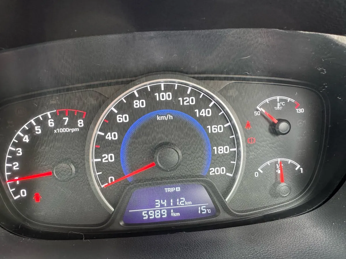 Hyundai i10 Deluxe 4dr - Image 2