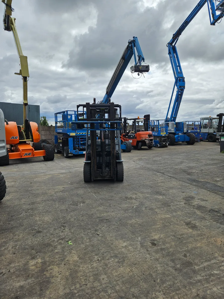 Electric Forklift - Image 4