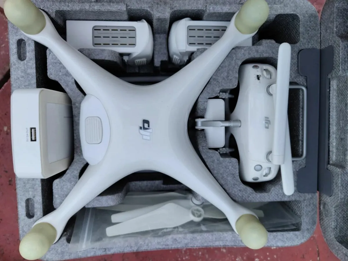 DJI Phantom 4 4K Camera + 3 Batteries & Backpack - Image 2
