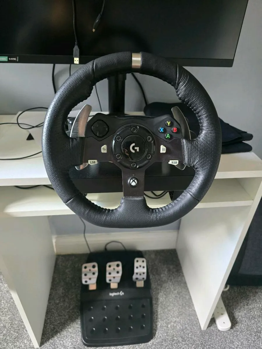 Logitech G920 Racing Wheel + Pedals