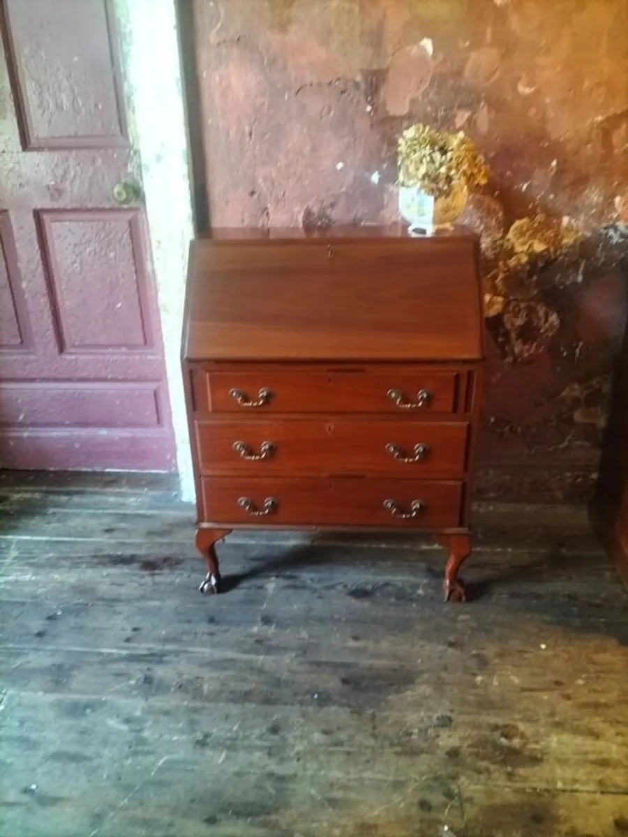 A Georgian style mahogany bureau - Image 1
