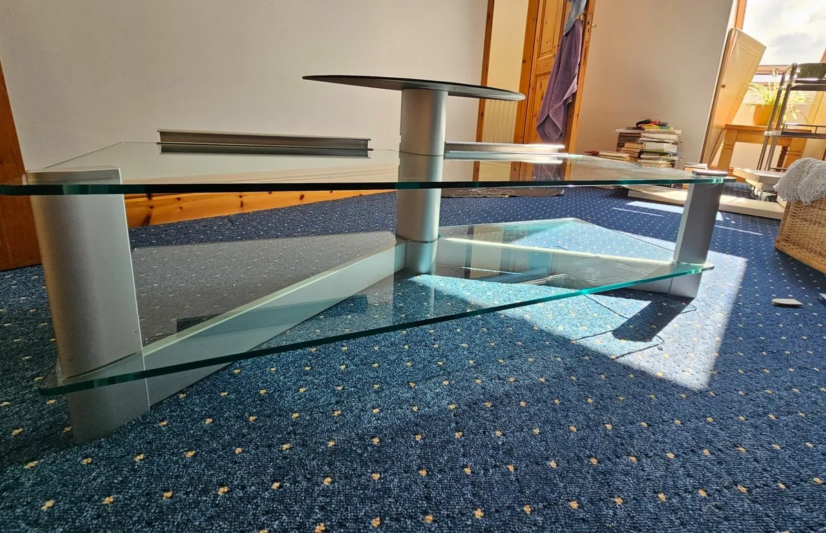 TV stand - Image 1