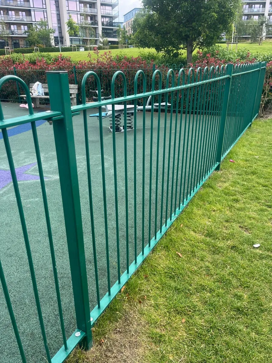 Bow top railings - Image 1