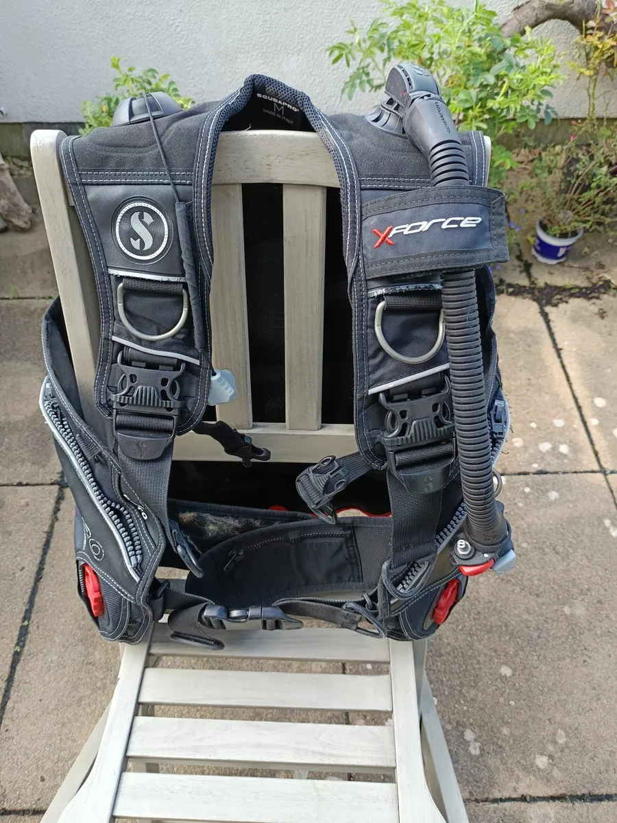 Buoyancy control device & Regulator - scuba diving - Image 1