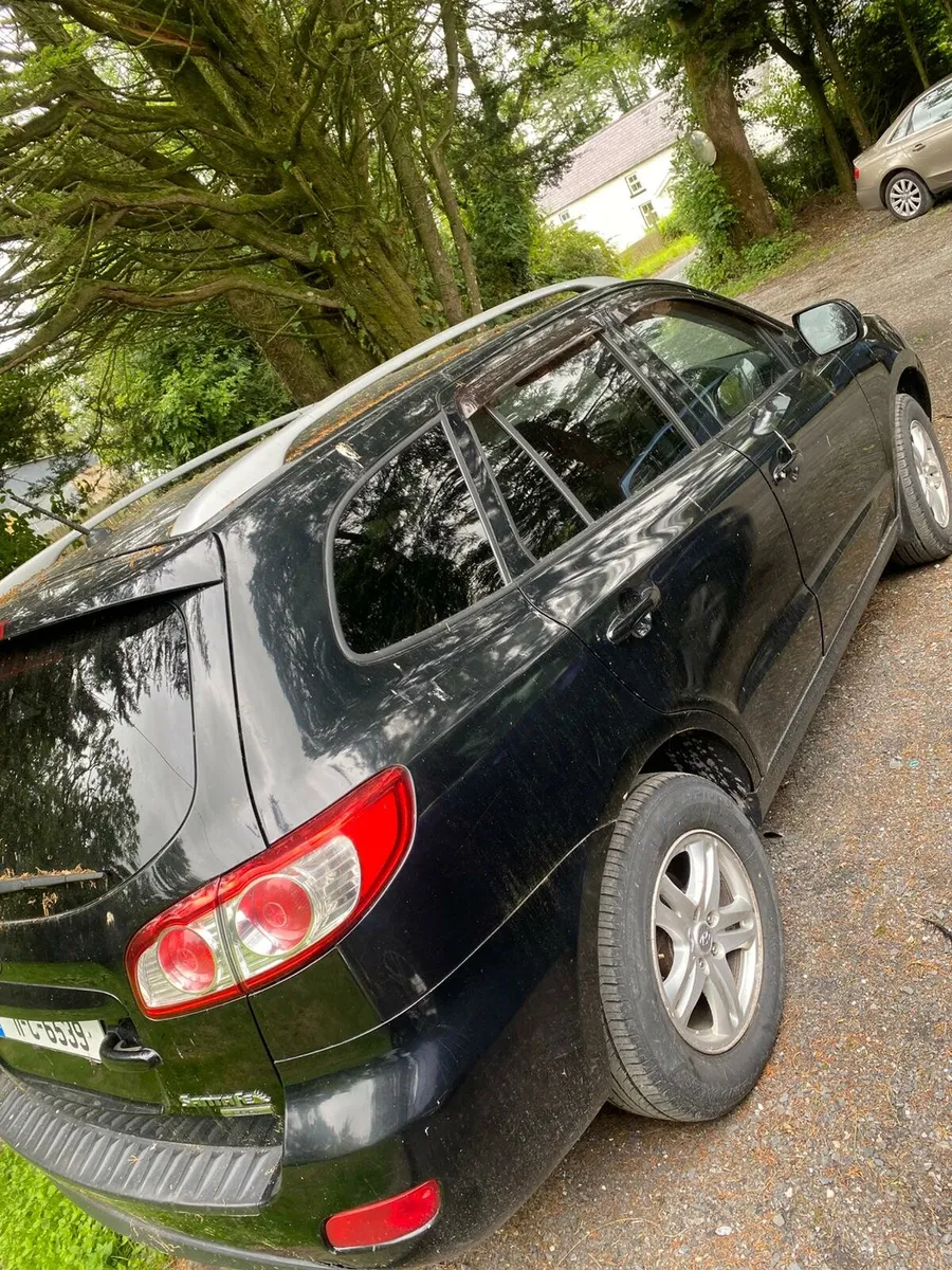 2011 hyundai snanta fe 7 seater - Image 2