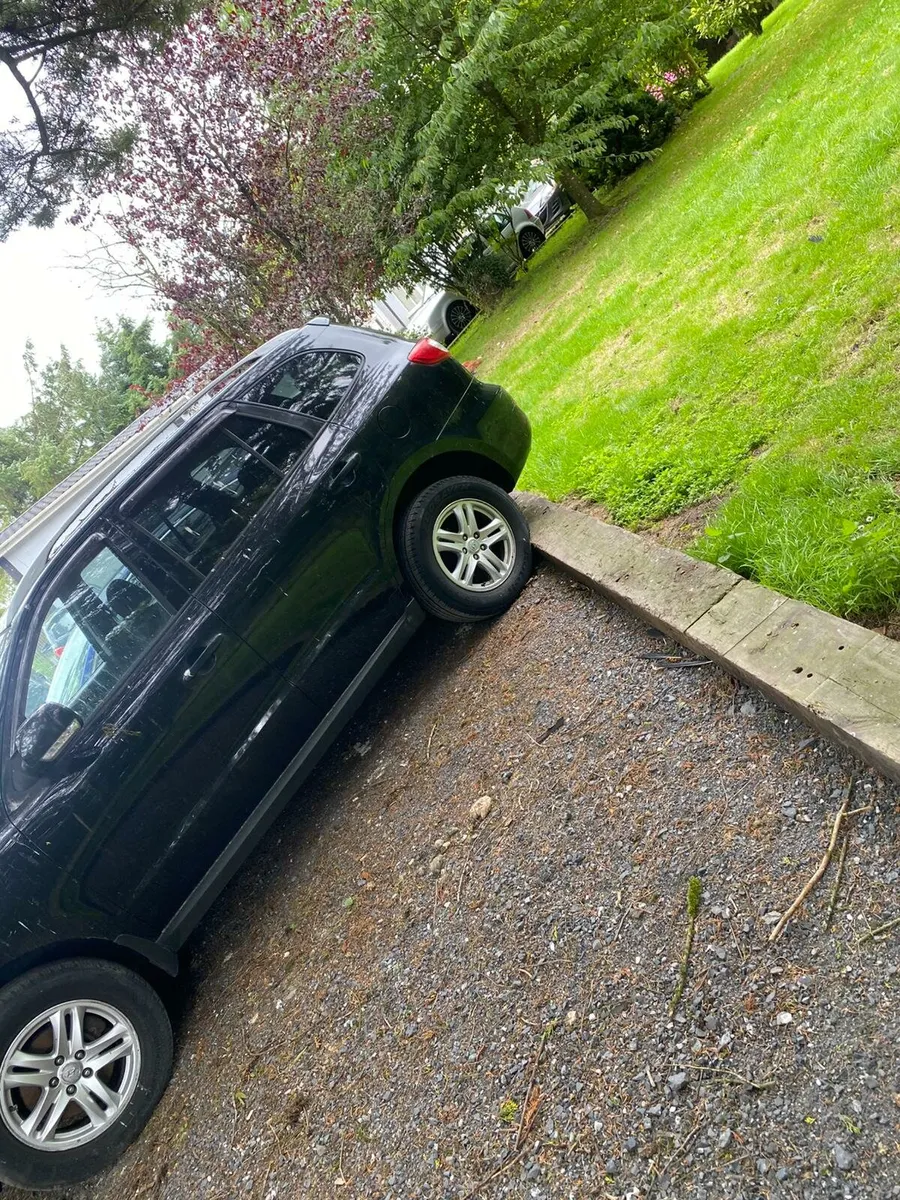 2011 hyundai snanta fe 7 seater - Image 4