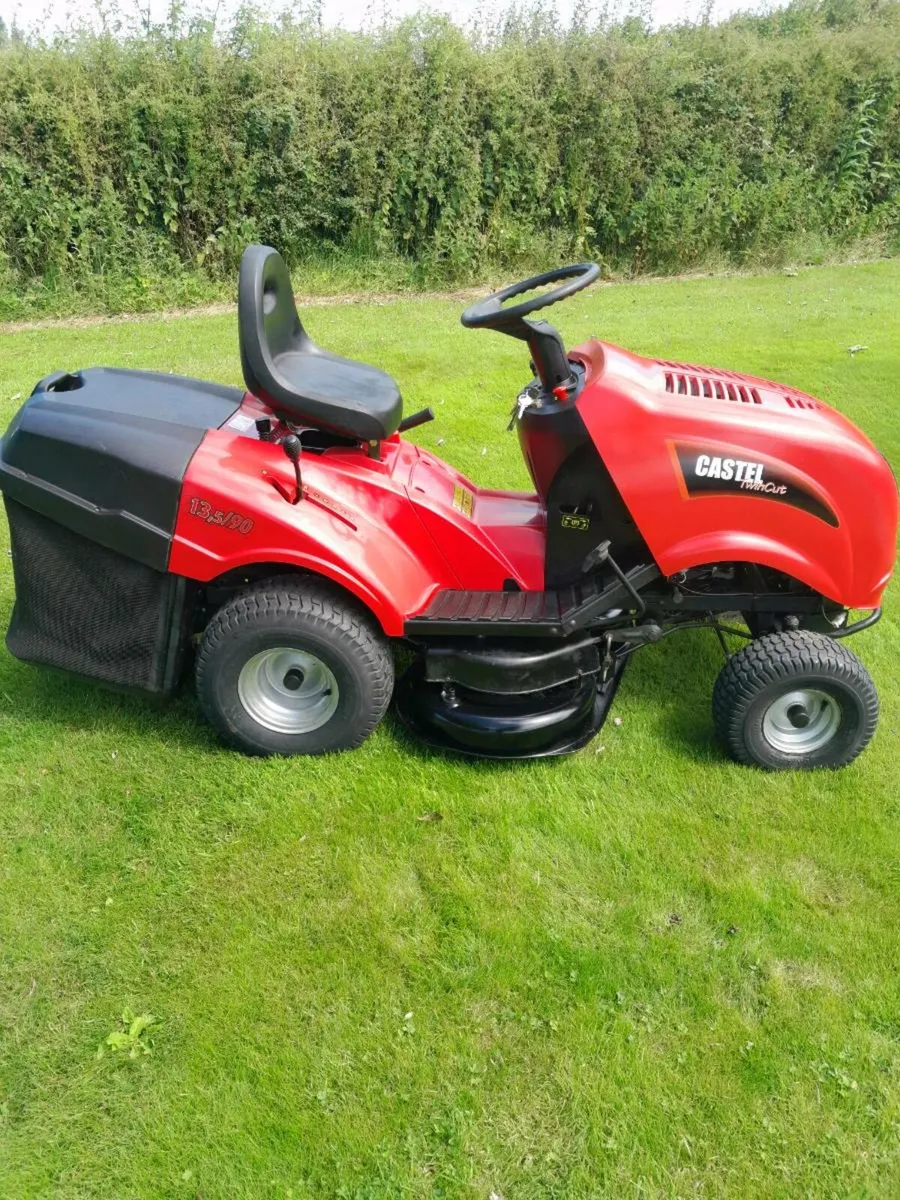 Castel twincut ride on mower - Image 2