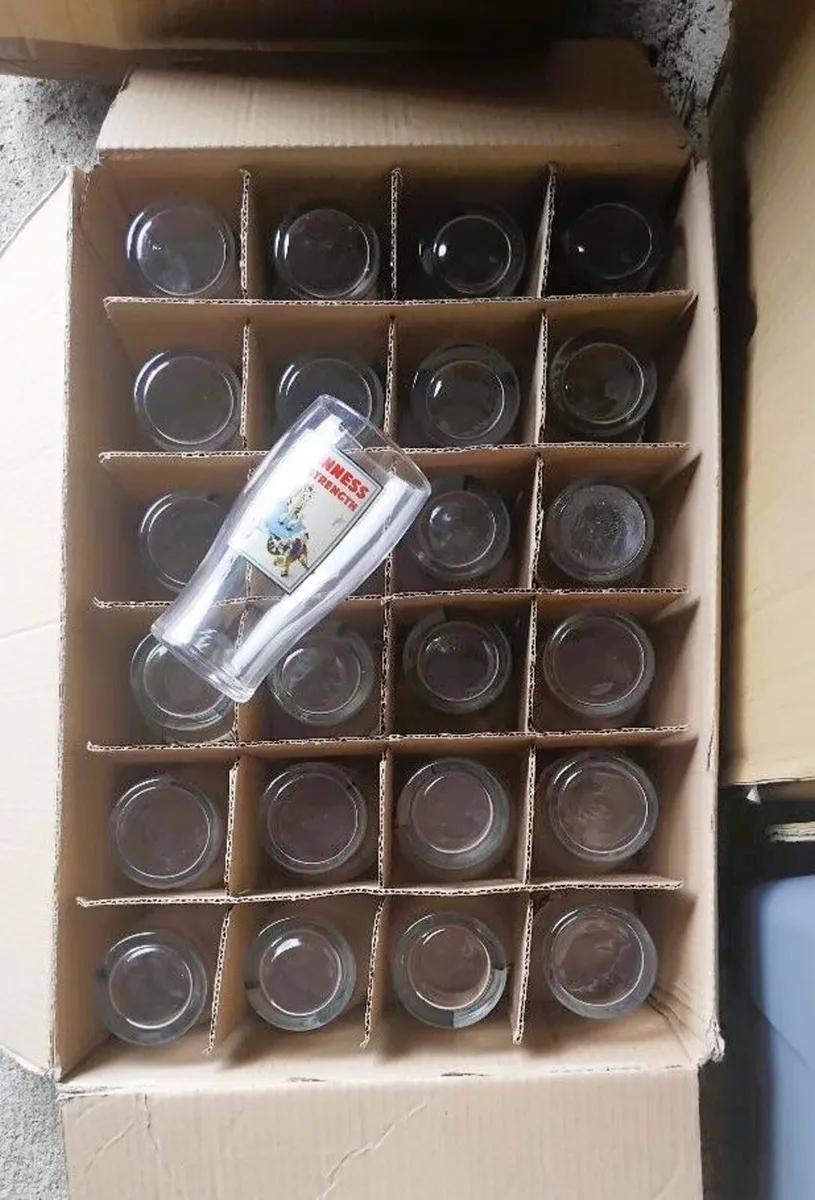 24 Guinness Pint Glasses ' Guinness for Strength' - Image 3