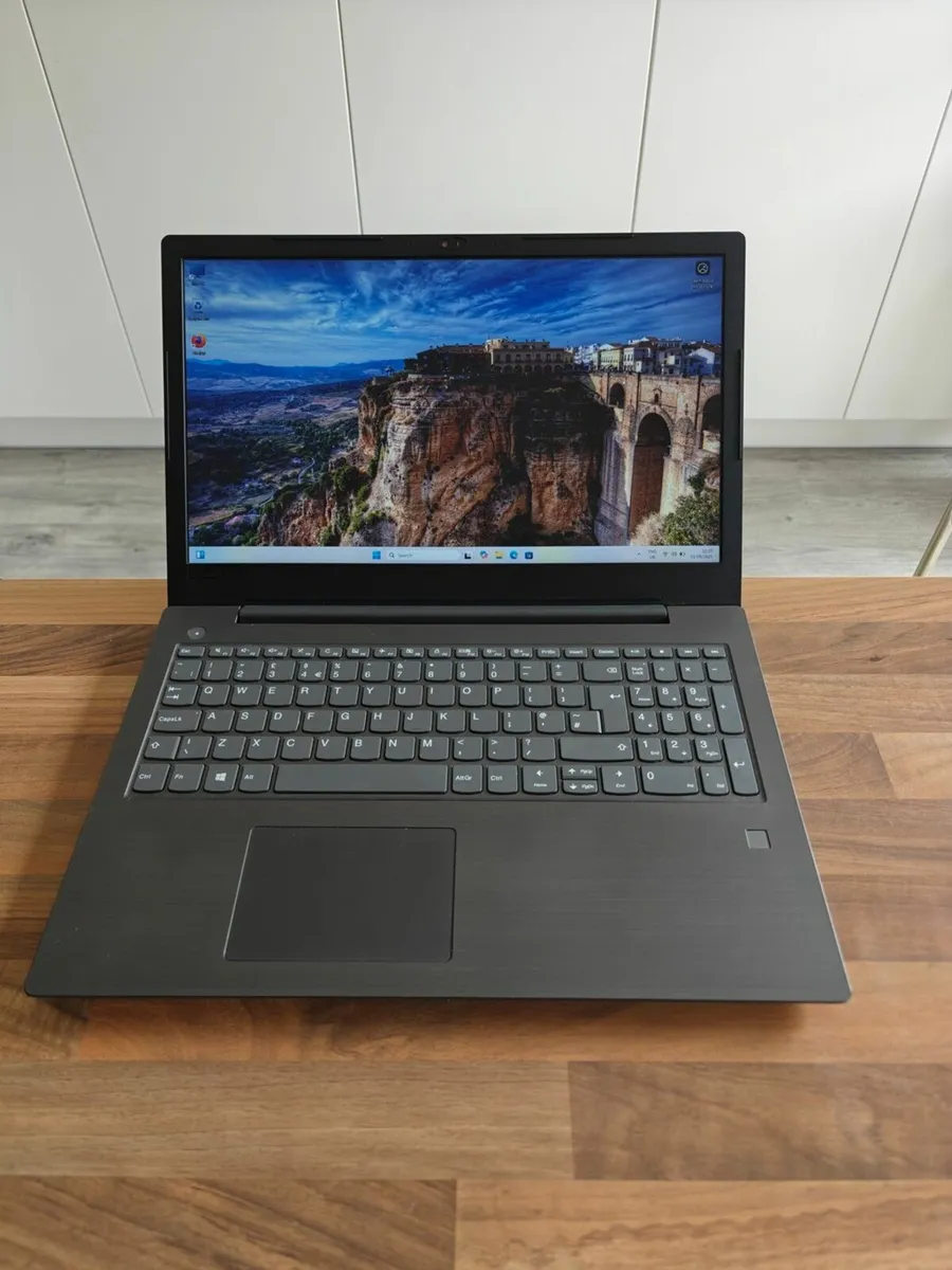 Lenovo V330 | i5 | 8GB | 256GB | 15.6" FHD | DVD | - Image 1