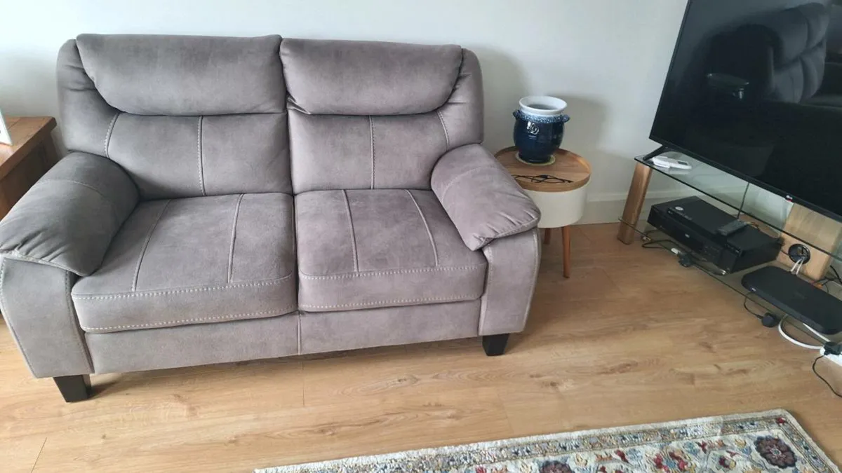 3 & 2 Seater Suite - Image 2