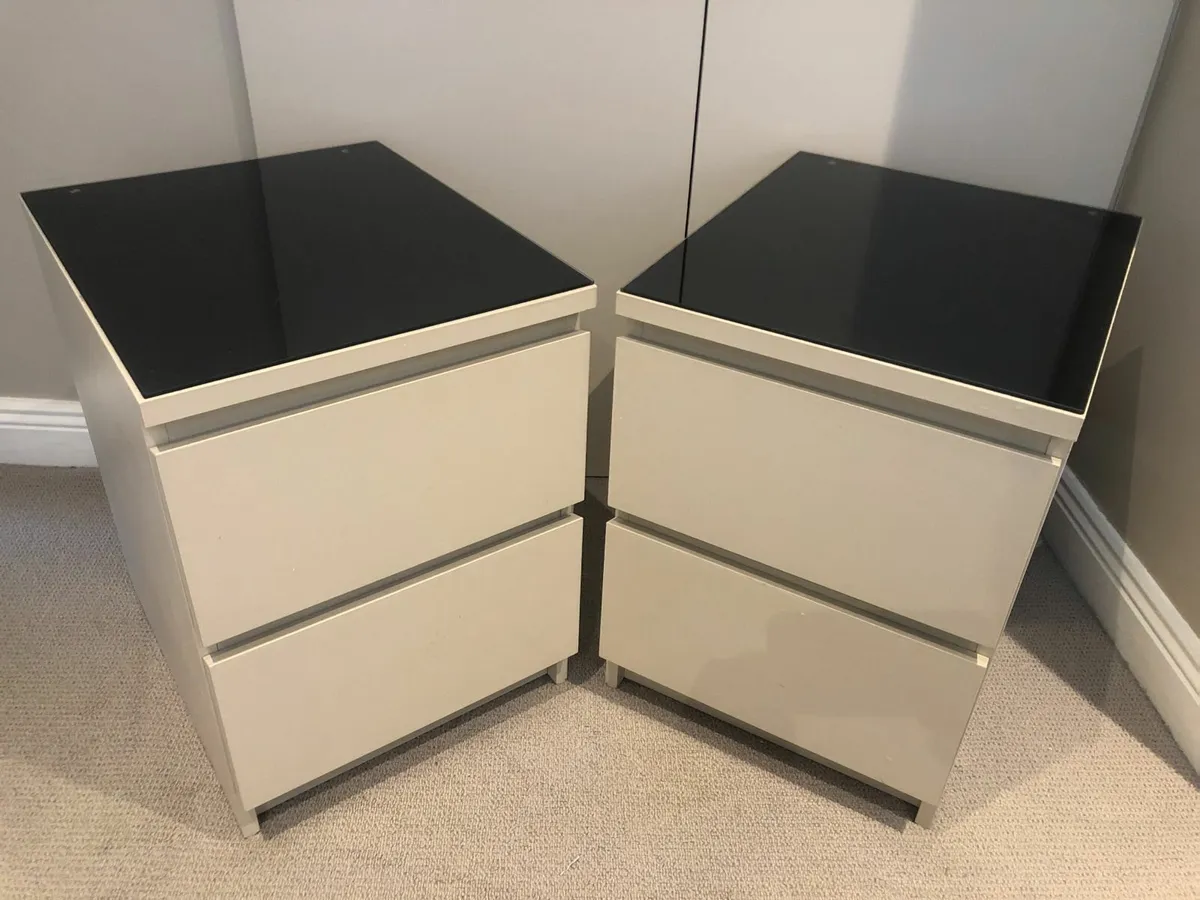 Bedside locker/chest of drawers - Image 1