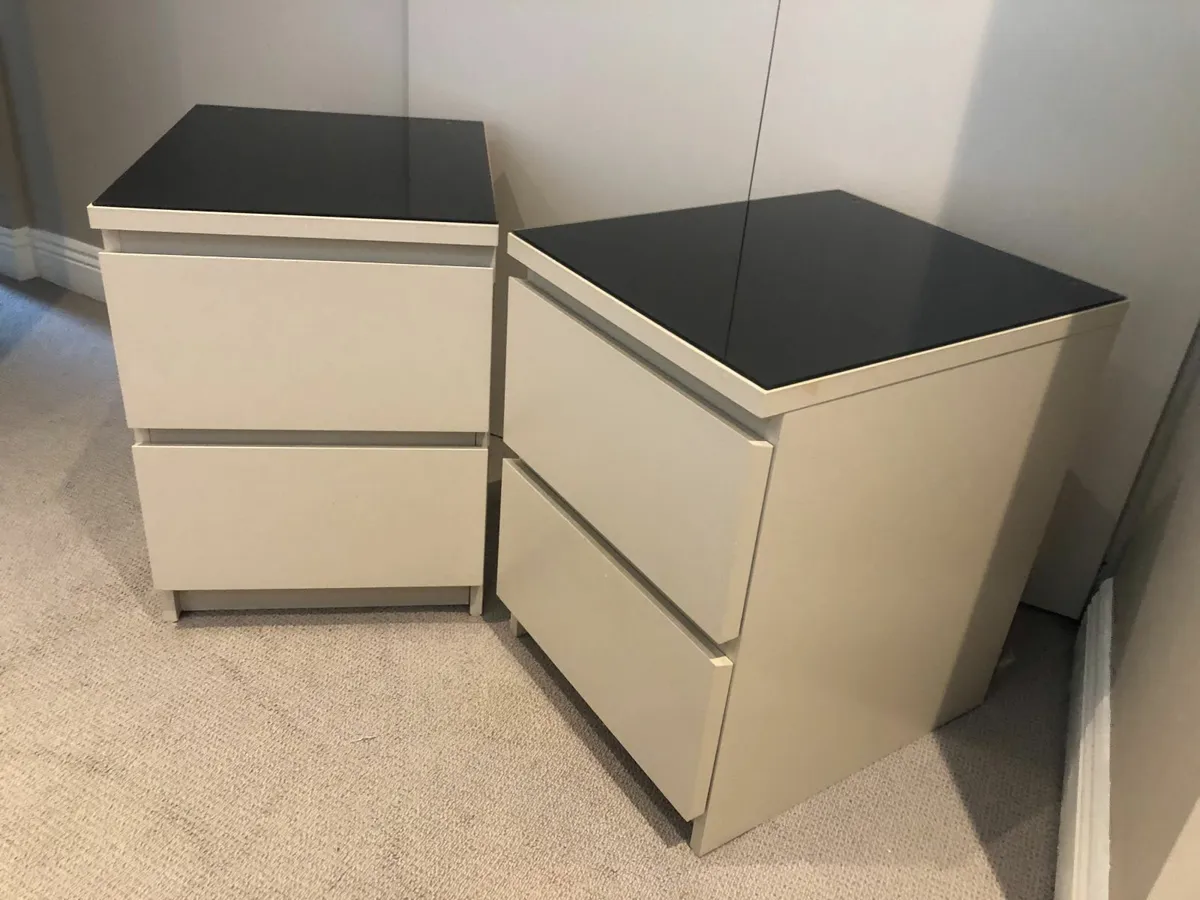Bedside locker/chest of drawers - Image 2