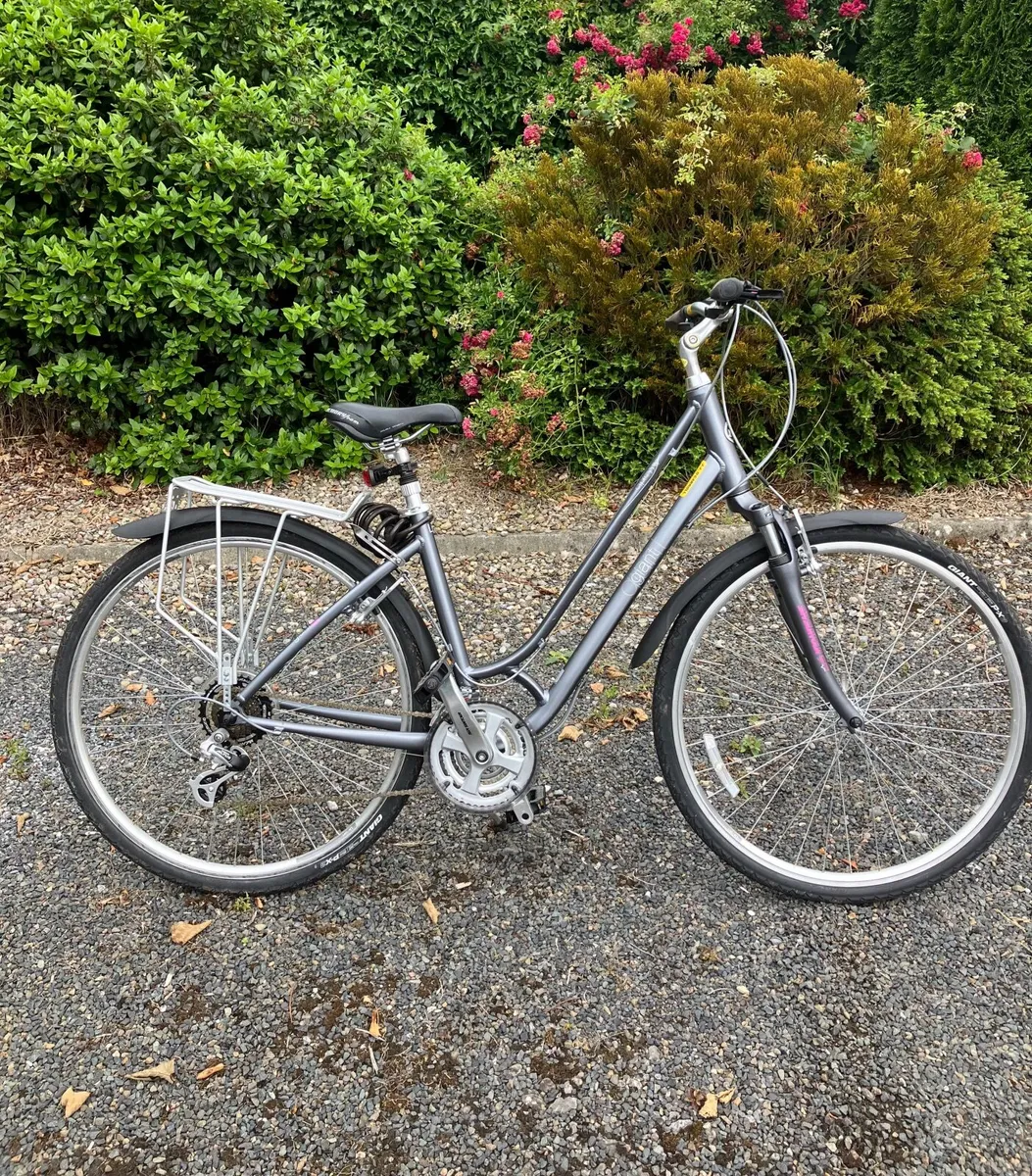 Ladies Giant Bicycle. - Image 2
