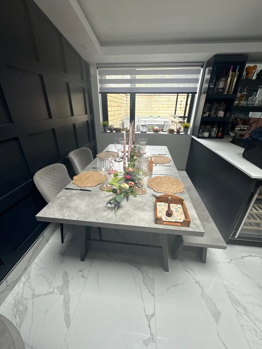 Table and chairs - Image 2
