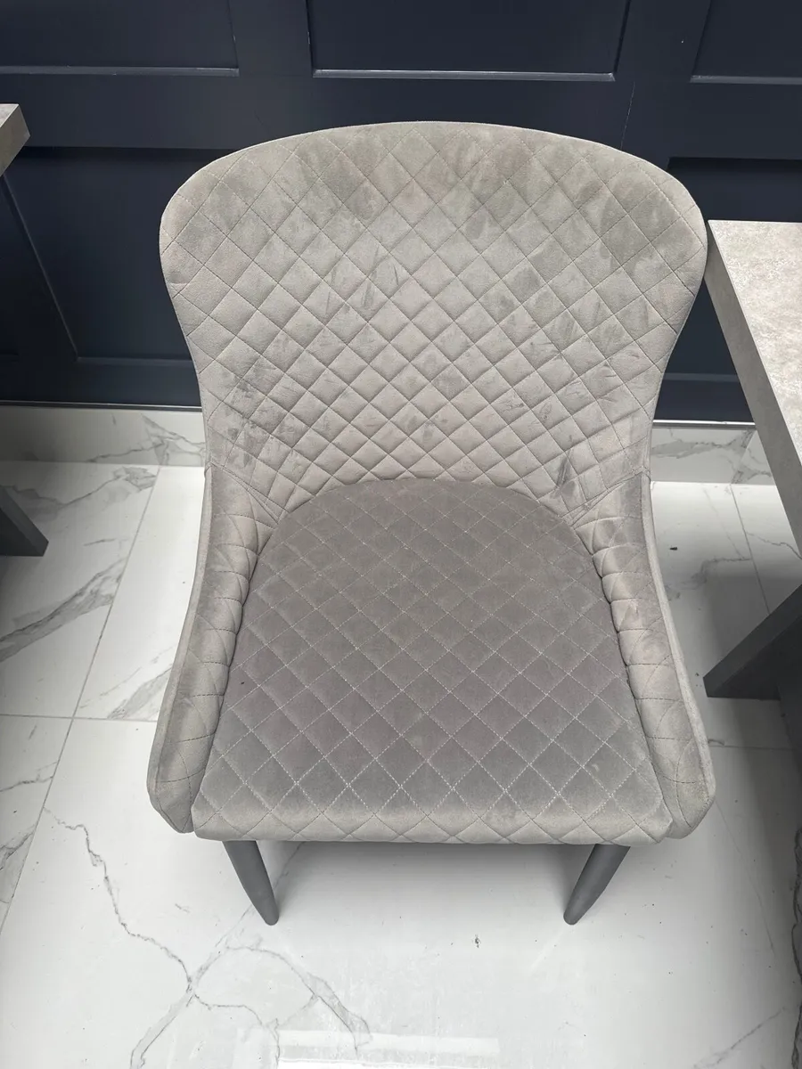 Table and chairs - Image 4