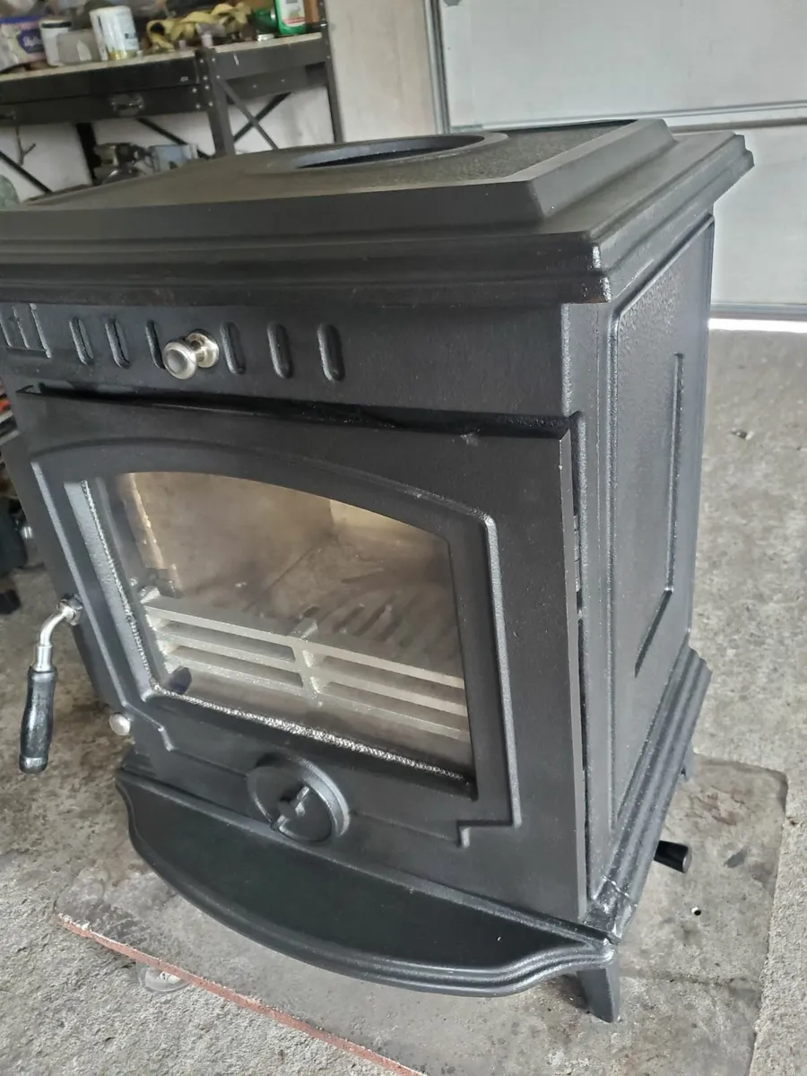 Black 8 kw solid fuel stove ,new condition - Image 2
