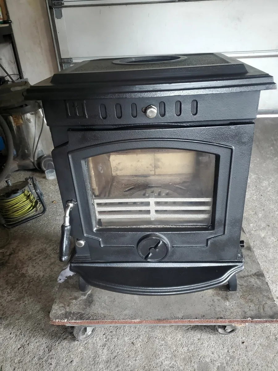 Black 8 kw solid fuel stove ,new condition - Image 1
