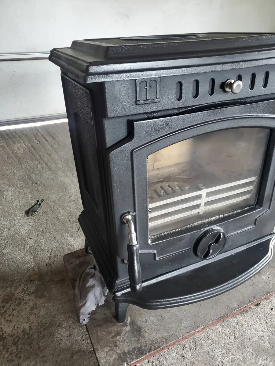 Black 8 kw solid fuel stove ,new condition - Image 3