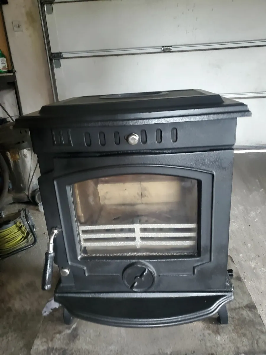 Black 8 kw solid fuel stove ,new condition - Image 4