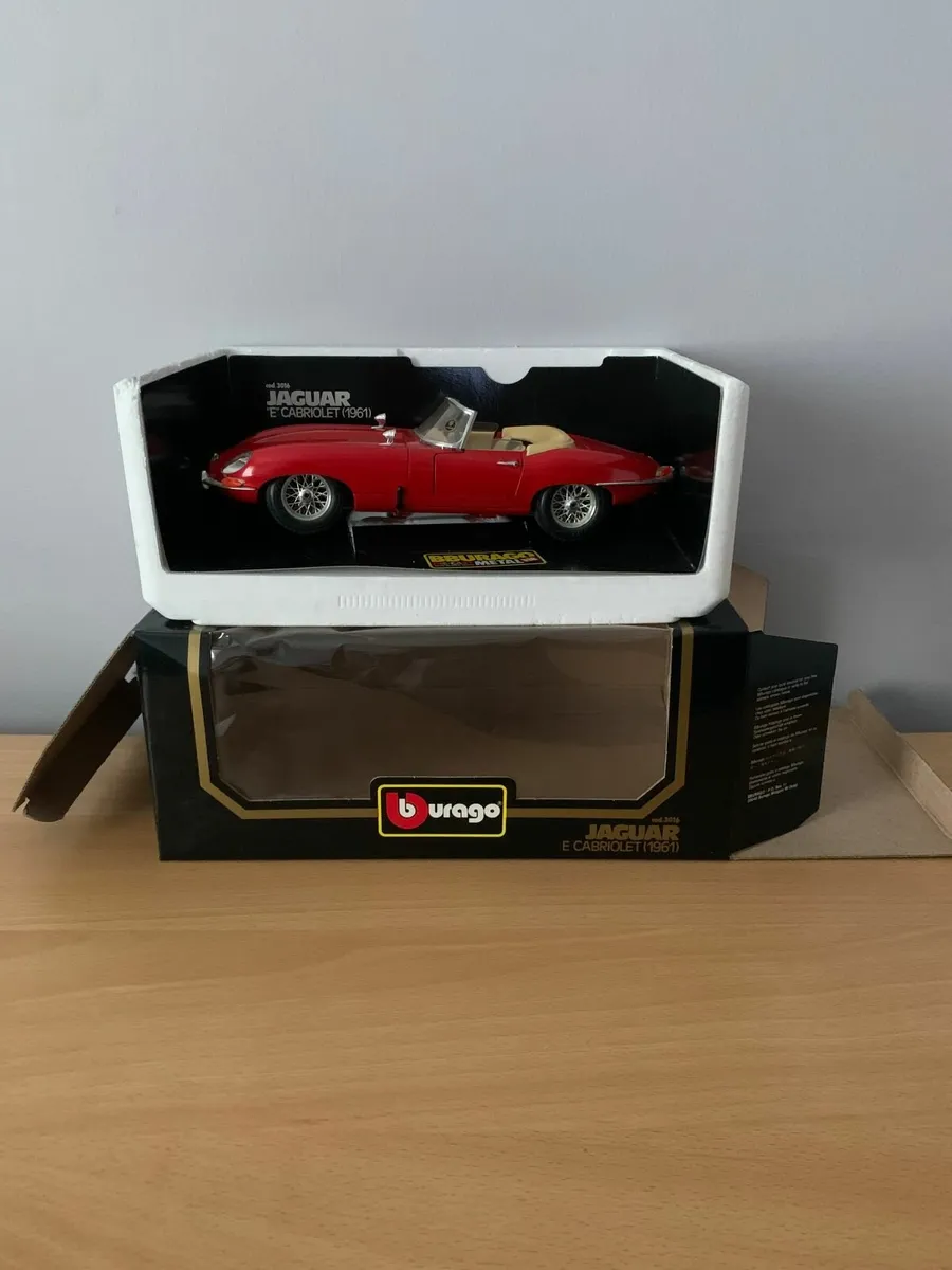 Burago Jaguar E Cabriolet (1961) - Image 2