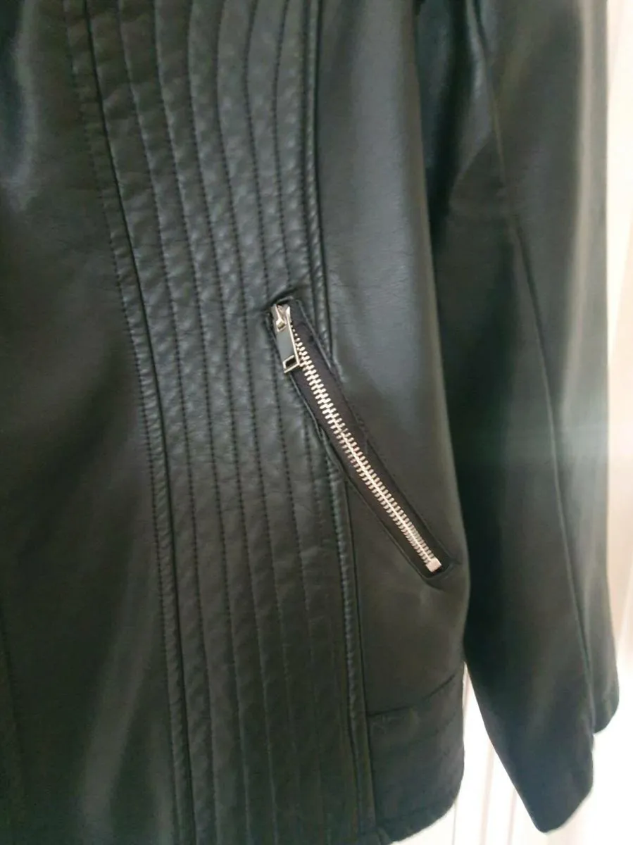 Brand New! - 'YOURS' Curve Black Collarless Faux L - Image 4