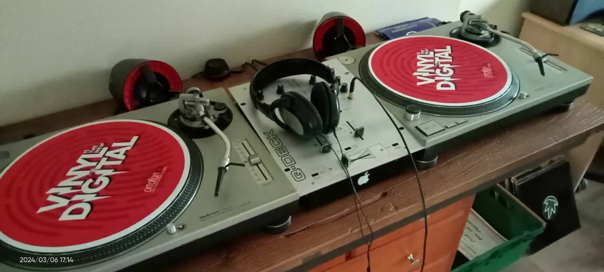 2 x Technics Turntables - Image 1