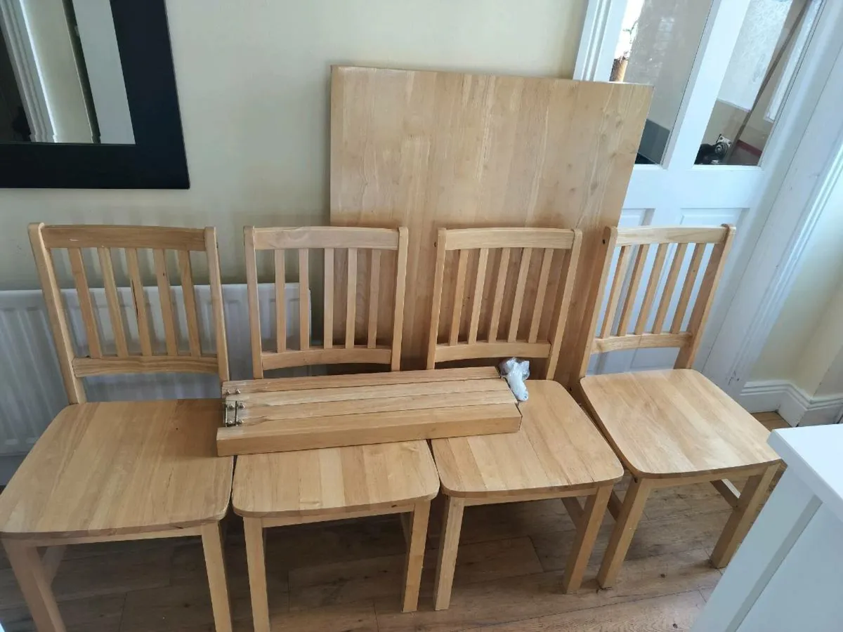 Table + 4 chairs