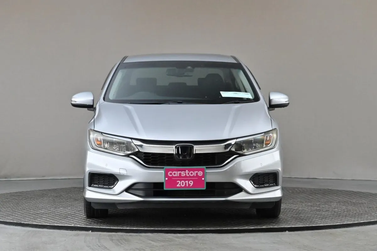Honda Grace 1.5 Hybrid 4DR Auto  android Car Play - Image 2