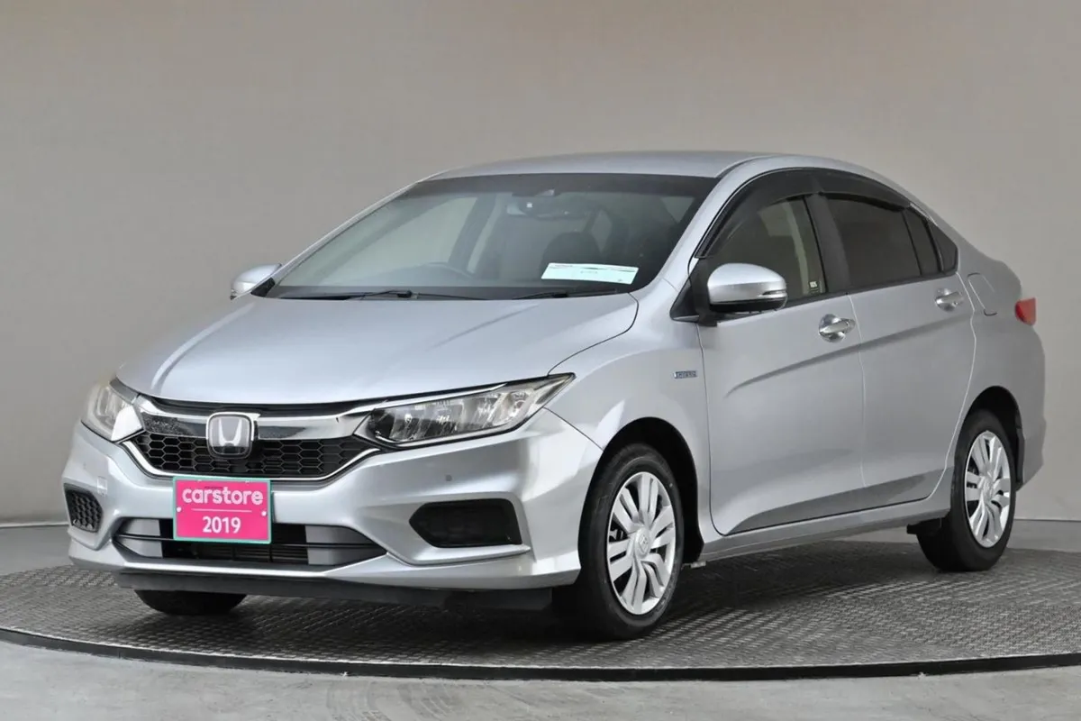 Honda Grace 1.5 Hybrid 4DR Auto  android Car Play - Image 3