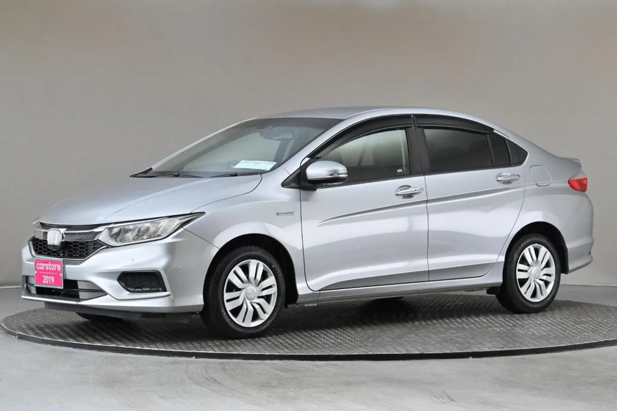 Honda Grace 1.5 Hybrid 4DR Auto  android Car Play - Image 4