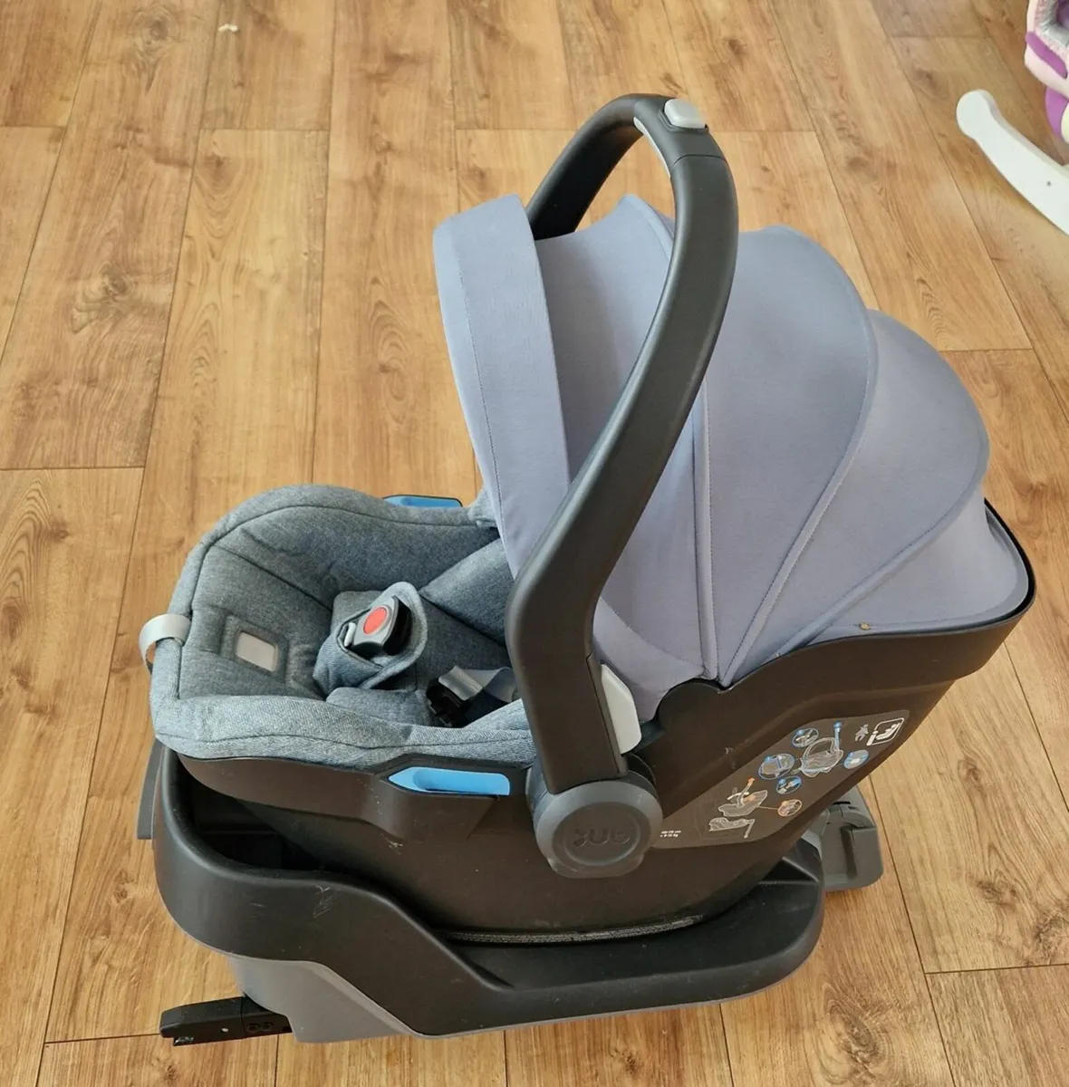 Uppababy MESA i-Size Car seat and isofix base - Image 1