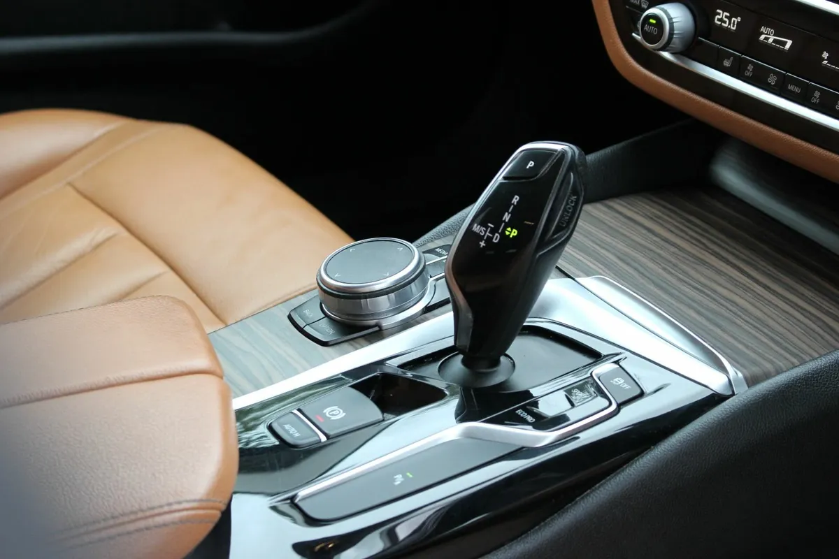 BMW 520D  Luxury Est/F.S.H./1 Owner/BROWN LEATHER - Image 4