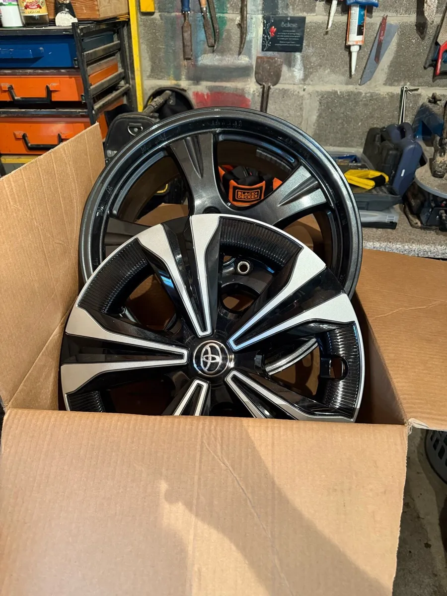 18 in alloy wheels & covers - Image 1