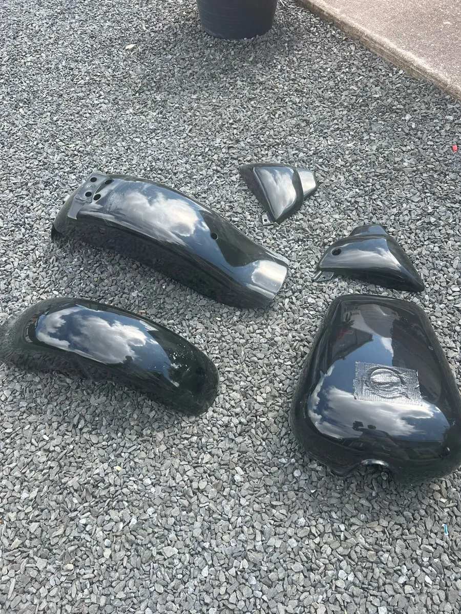 Suzuki tank and plastics - Image 1