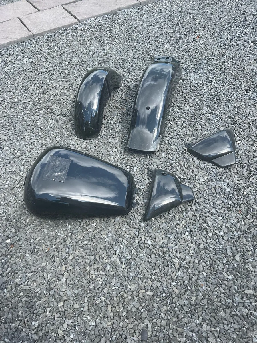 Suzuki tank and plastics - Image 2